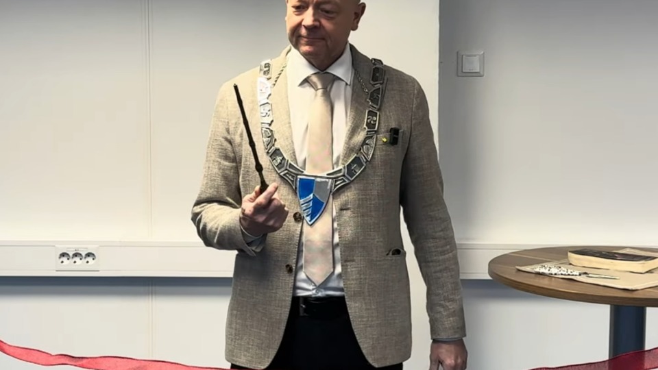 Lenkje til artikkel: Ordføraren opnar KinnLes 2026 – med litt magi!