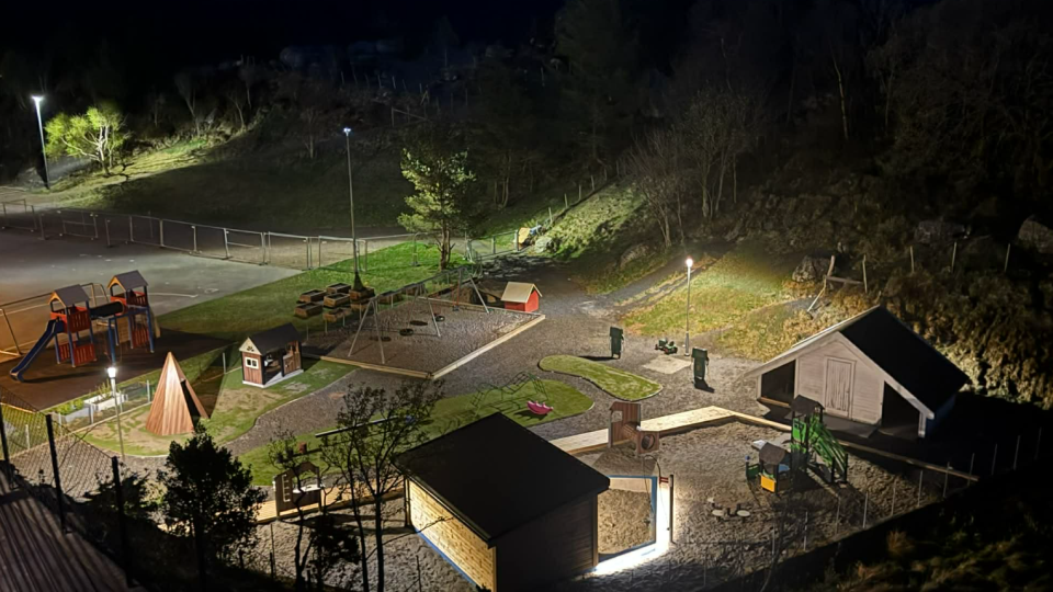 Lenkje til artikkel: Uteområde til Skavøypoll barnehage har fått eit etterlengta løft!