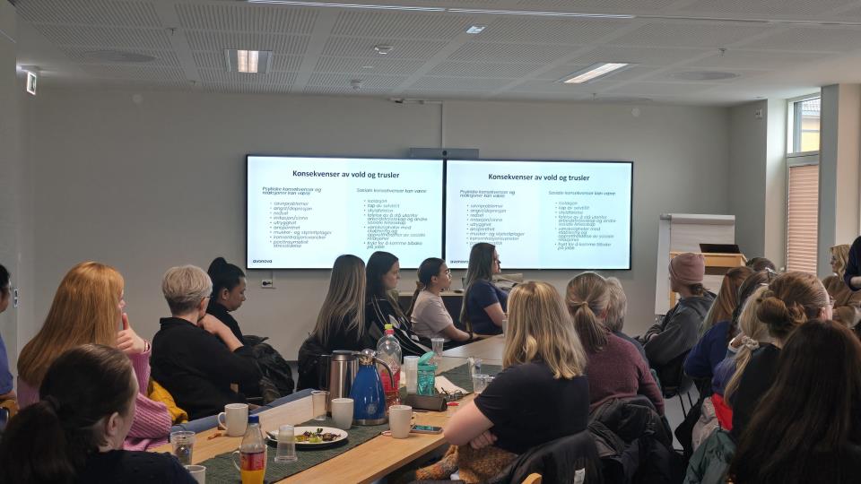 Lenkje til artikkel: Tryggleik i arbeidskvardagen - kurs om vald og trugslar for helse- og omsorgstenesta