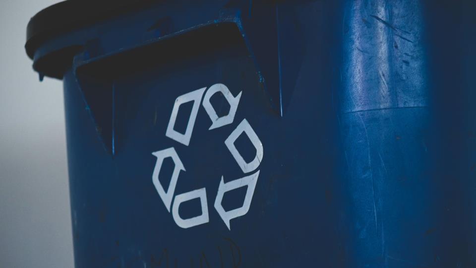 Lenkje til artikkel: Bustadkontoret informerer om utlevering av avfallsposer til bebuarar (på fleire språk)