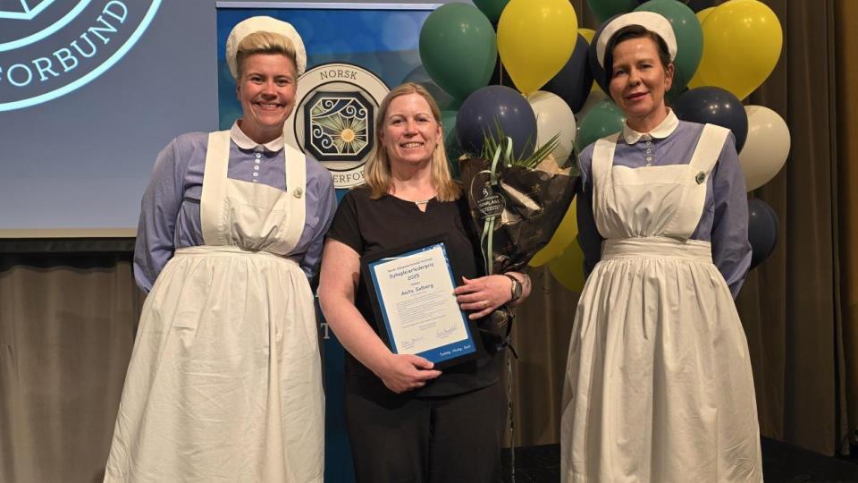 Lenkje til artikkel: Anita Solberg tildelt sjukepleiarleiarprisen 2025 av Norsk Sykepleierforbund Vestland!
