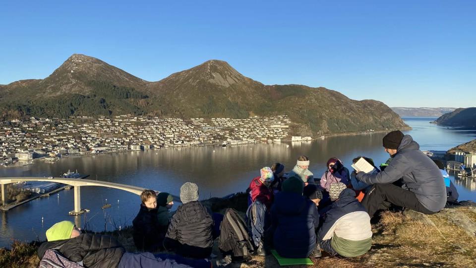 Lenkje til artikkel: KinnLes: Høgtlesing og fellesskap ute i naturen