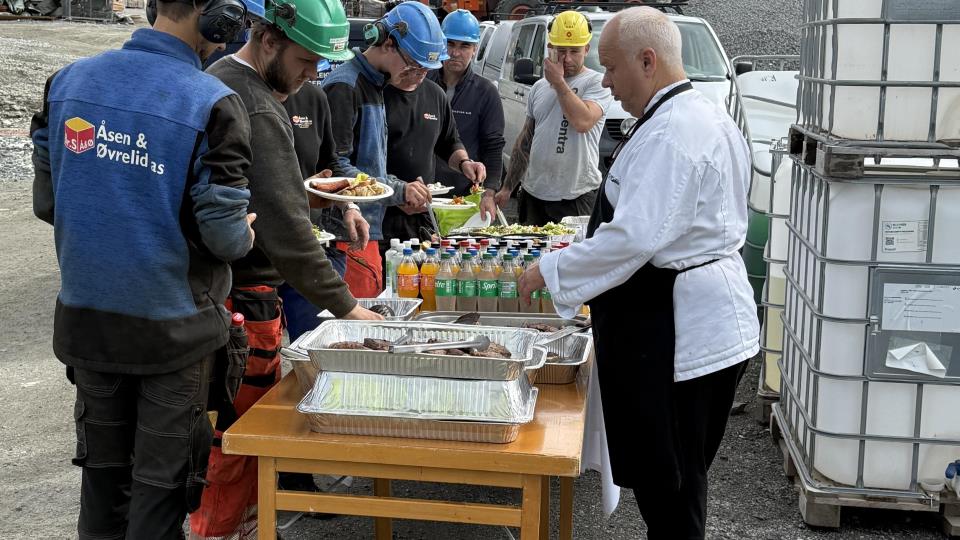 Lenkje til artikkel: Bengt og Elin spanderte grillmat på anleggsarbeidarane og fekk samstundes ein status på arbeidet